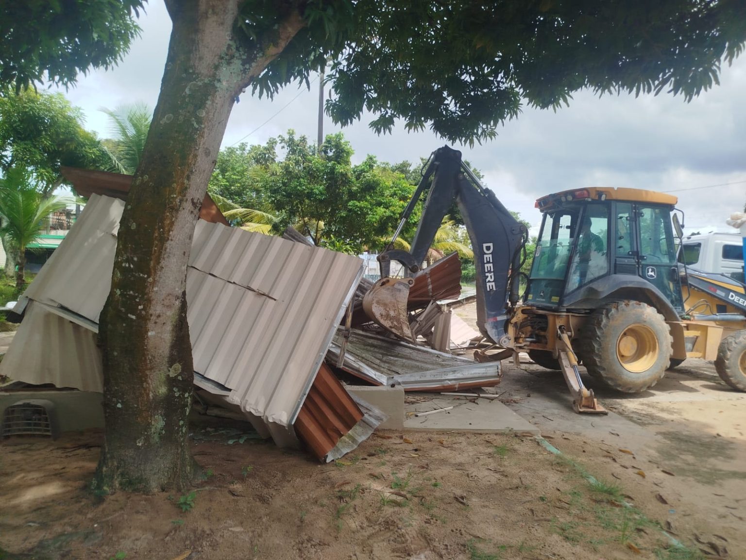 Prefeitura faz demolição de construções irregulares em praça do Dom Pedro