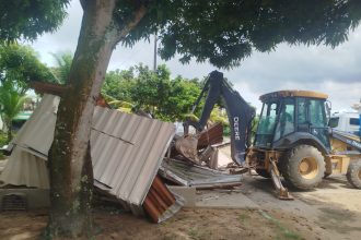 Prefeitura faz demolição de construções irregulares em praça do Dom Pedro