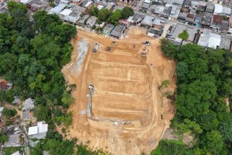 Prefeitura de Manaus intensifica obras na rua Ladário e reforça segurança com avanço de contenção de erosão na zona Norte