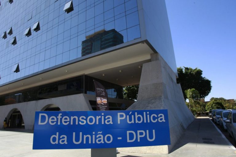 Sancionada lei que reajusta salários de servidores da Defensoria Pública da União
