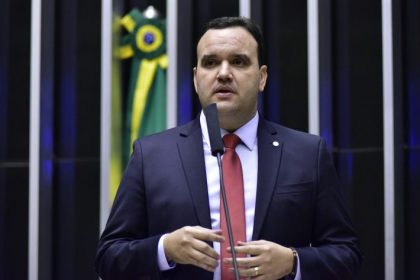 Comissão que vai analisar MP sobre renovação da carteira de motorista é instalada e elege presidente e vice