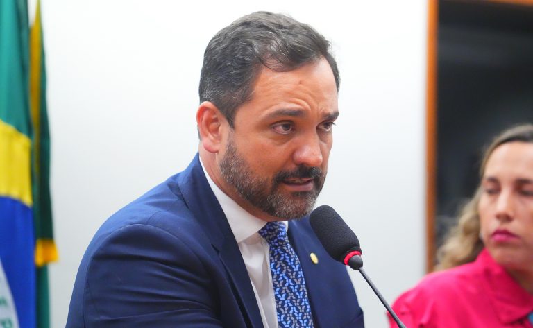 Comissão aprova regras para uso de aplicativos em transporte fretado