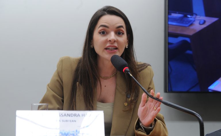 Comissão aprova obrigatoriedade de provadores de roupas adaptados para pessoas com deficiência