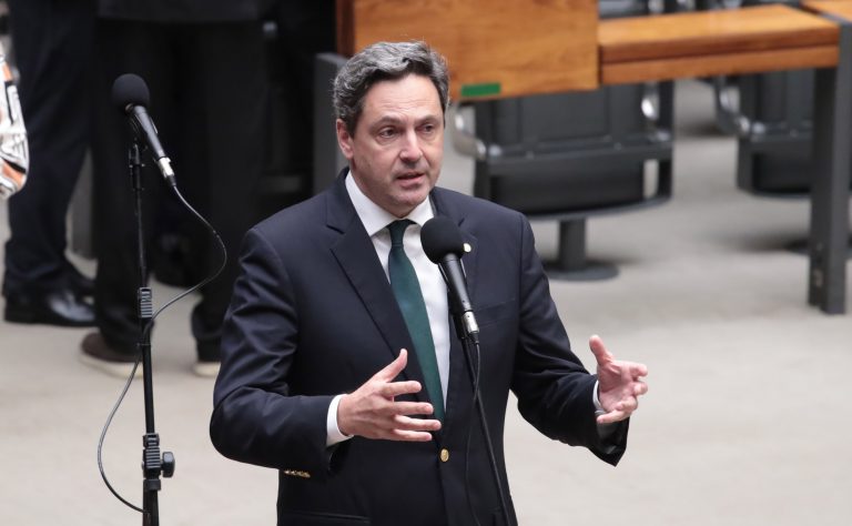 Comissão aprova suspensão de portaria do Exército sobre gestão de armas para CAC