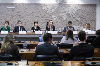 Saúde mental de jornalistas exige mais estudos, aponta Conselho de Comunicação