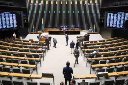 Deputados analisam em Plenário a PEC que garante recursos mínimos para assistência social; acompanhe