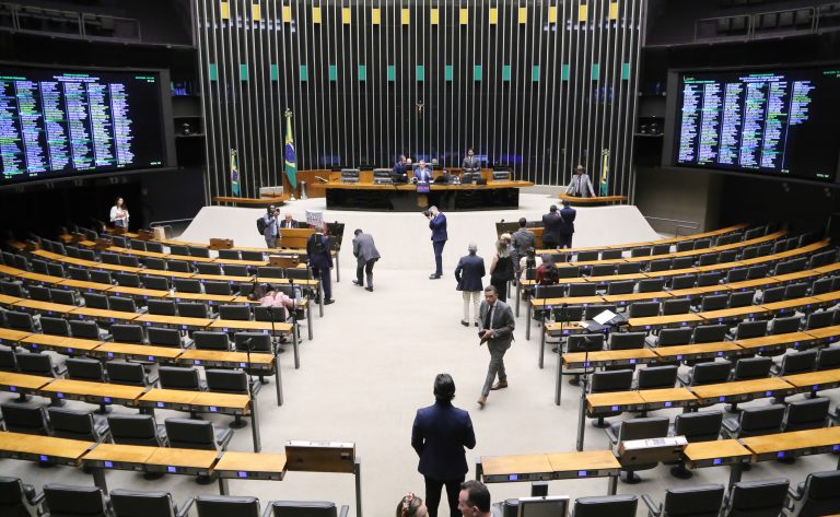 Deputados analisam em Plenário a PEC que garante recursos mínimos para assistência social; acompanhe