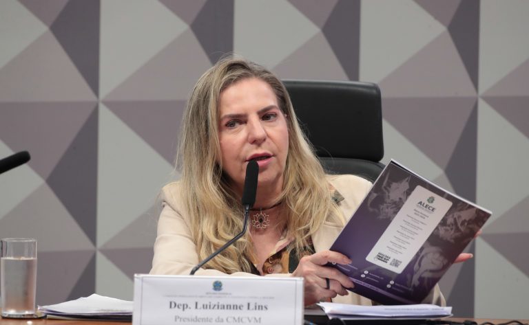 Debatedoras defendem políticas integradas para reduzir dependência econômica e violência contra mulheres