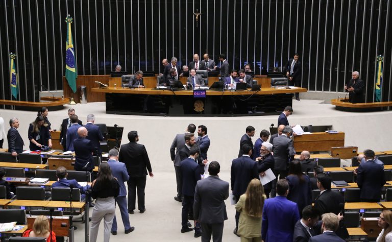 Câmara rejeita mudança feitas pelo Senado na medida provisória do seguro-defeso