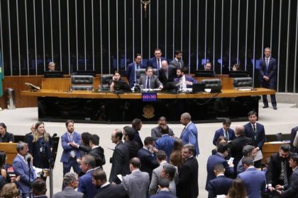 Deputados analisam projeto que reajusta multa por adulteração de combustíveis; acompanhe