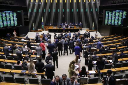 Câmara aprova em 1º turno PEC que garante recursos mínimos para assistência social