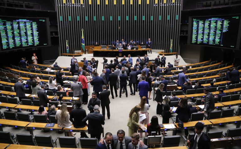 Câmara aprova em 1º turno PEC que garante recursos mínimos para assistência social