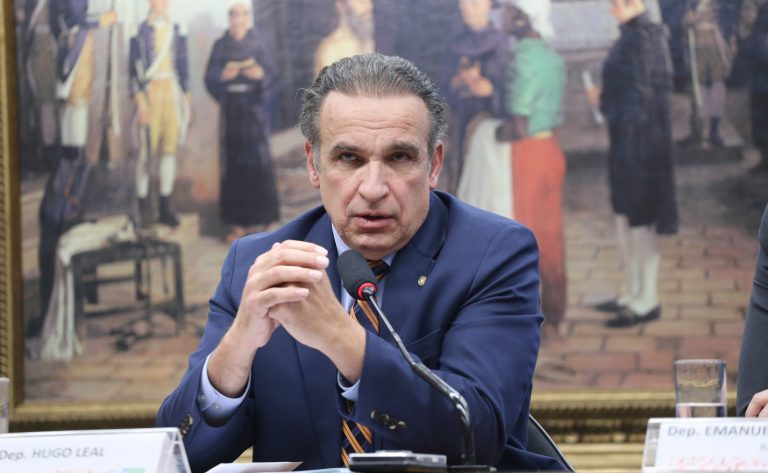 Comissão aprova projeto que padroniza sinalização em rodovias federais concedidas