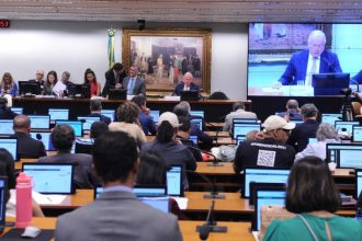 Relator é favorável ao fim da escala de trabalho 6×1; votação das propostas na comissão é adiada