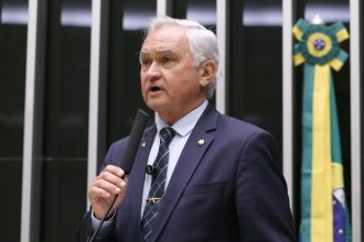 Comissão aprova novas regras para naturalização de imigrantes no Brasil