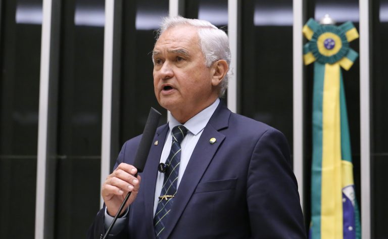 Comissão aprova novas regras para naturalização de imigrantes no Brasil