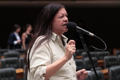 Comissão da Câmara aprova piso salarial de R$ 5,5 mil para assistentes sociais; texto pode ir ao Senado