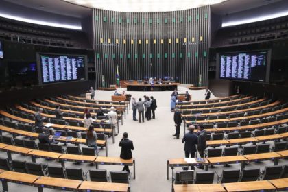 Plenário analisa política de cultura para as escolas; acompanhe