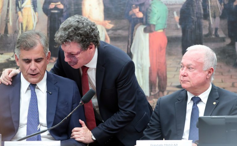 Comissão aprova admissibilidade de propostas que acabam com a escala 6×1