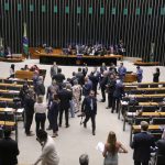 Plenário pode votar projeto determina que planos municipais prevejam punição para quem descarta lixo em vias públicas