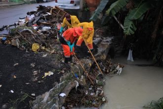 Prefeitura atua em diversas frentes para atender ocorrências da forte chuva deste sábado, que superou os cem milímetros em algumas áreas de Manaus