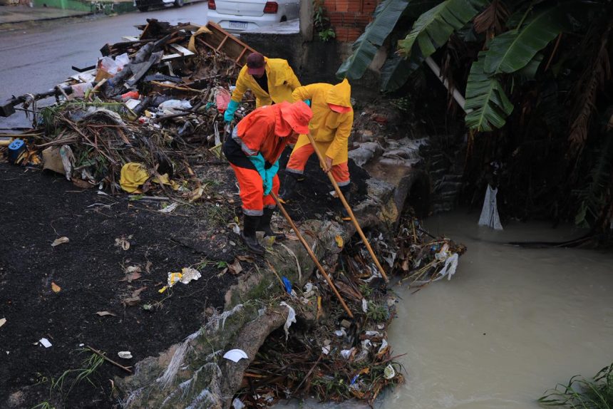 Prefeitura atua em diversas frentes para atender ocorrências da forte chuva deste sábado, que superou os cem milímetros em algumas áreas de Manaus