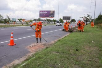 Prefeitura de Manaus intensifica limpeza urbana em Manaus com 13 frentes e mais de 1.250 servidores