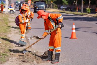 Prefeitura de Manaus intensifica limpeza urbana e raspagem em ruas e avenidas para melhorar sinalização