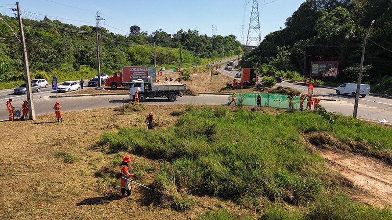 Prefeitura de Manaus inicia mutirão de zeladoria na avenida das Flores para conservação urbana e desobstrução de sarjetas