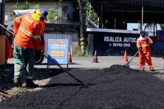 Prefeitura de Manaus intensifica recuperação asfáltica e aplica mil toneladas diárias para reparar vias até novembro