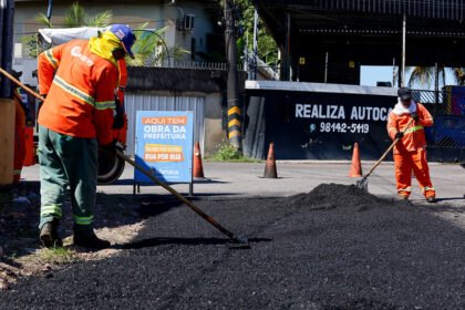 Prefeitura de Manaus intensifica recuperação asfáltica e aplica mil toneladas diárias para reparar vias até novembro
