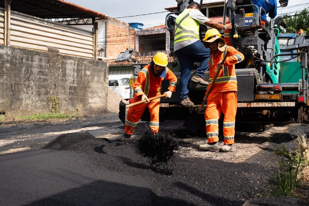 Prefeitura de Manaus inicia recapeamento em cerca de 30 ruas no parque Rio Solimões