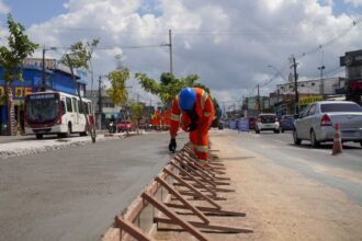 Prefeitura de Manaus avança na revitalização do canteiro central da avenida Margarita para ampliar segurança e acessibilidade