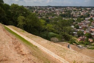 Recuperação da rua Ladário em Manaus avança com contenção da erosão e prepara recomposição da pavimentação