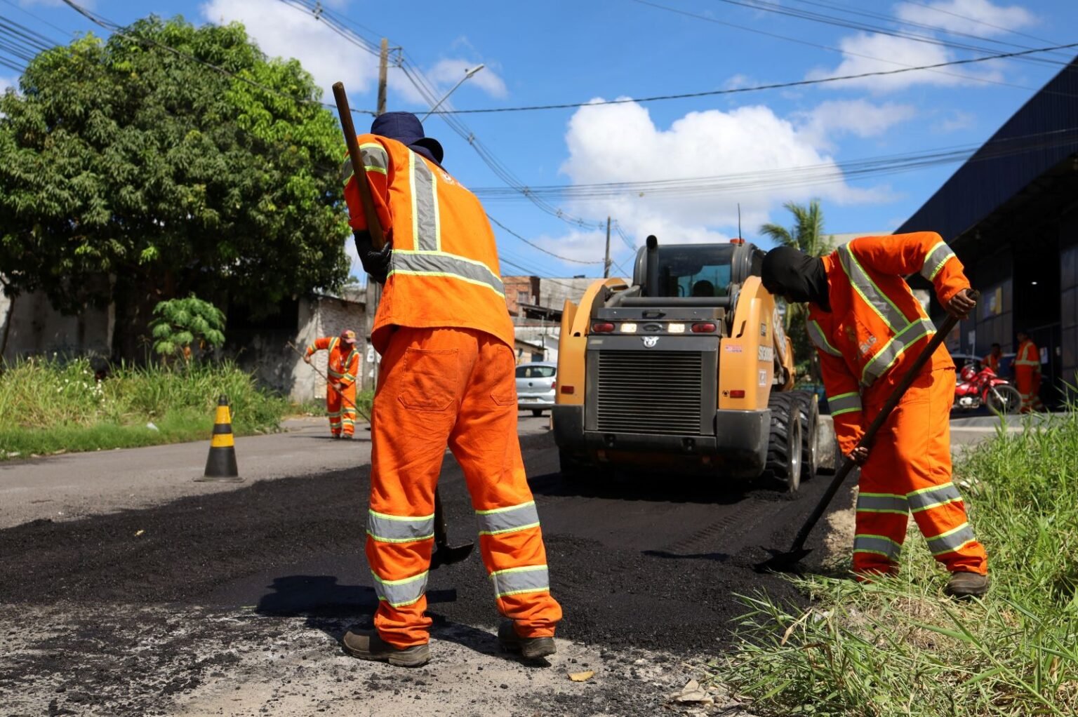 Prefeitura de Manaus intensifica operação Tapa-Buracos na rua José Maria da Cruz e amplia recuperação viária