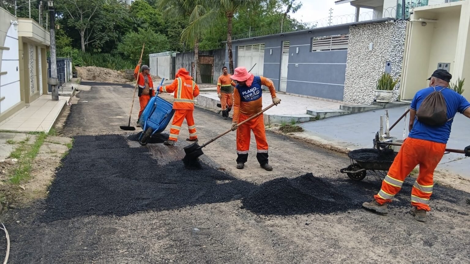Prefeitura de Manaus faz recuperação asfáltica na rua Minas Gerais para restabelecer pavimento e mobilidade