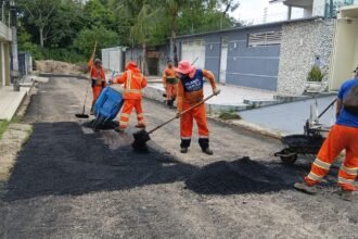 Prefeitura de Manaus faz recuperação asfáltica na rua Minas Gerais para restabelecer pavimento e mobilidade