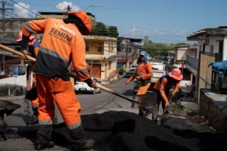 Tapa-Buracos amplia frentes de trabalho e recupera rua Barão do Rio Branco em Manaus na quinta-feira, 16/7