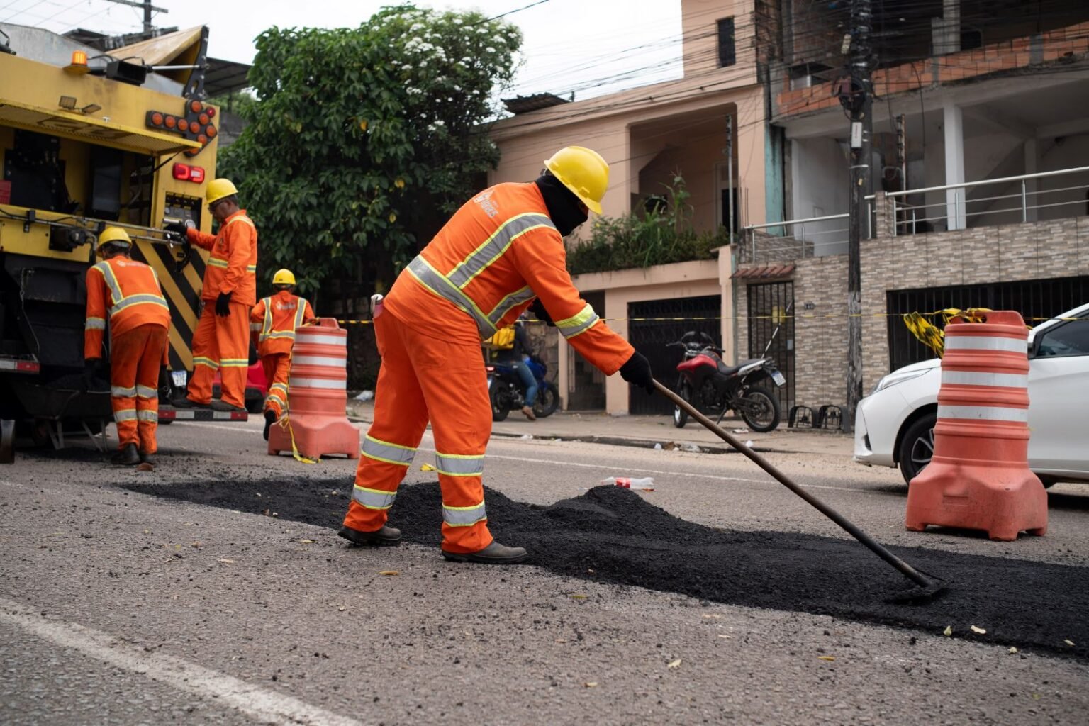 Prefeitura de Manaus realiza recuperação asfáltica na avenida Cirilo Neves para ampliar mobilidade e segurança