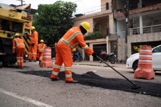 Prefeitura de Manaus realiza recuperação asfáltica na avenida Cirilo Neves para ampliar mobilidade e segurança