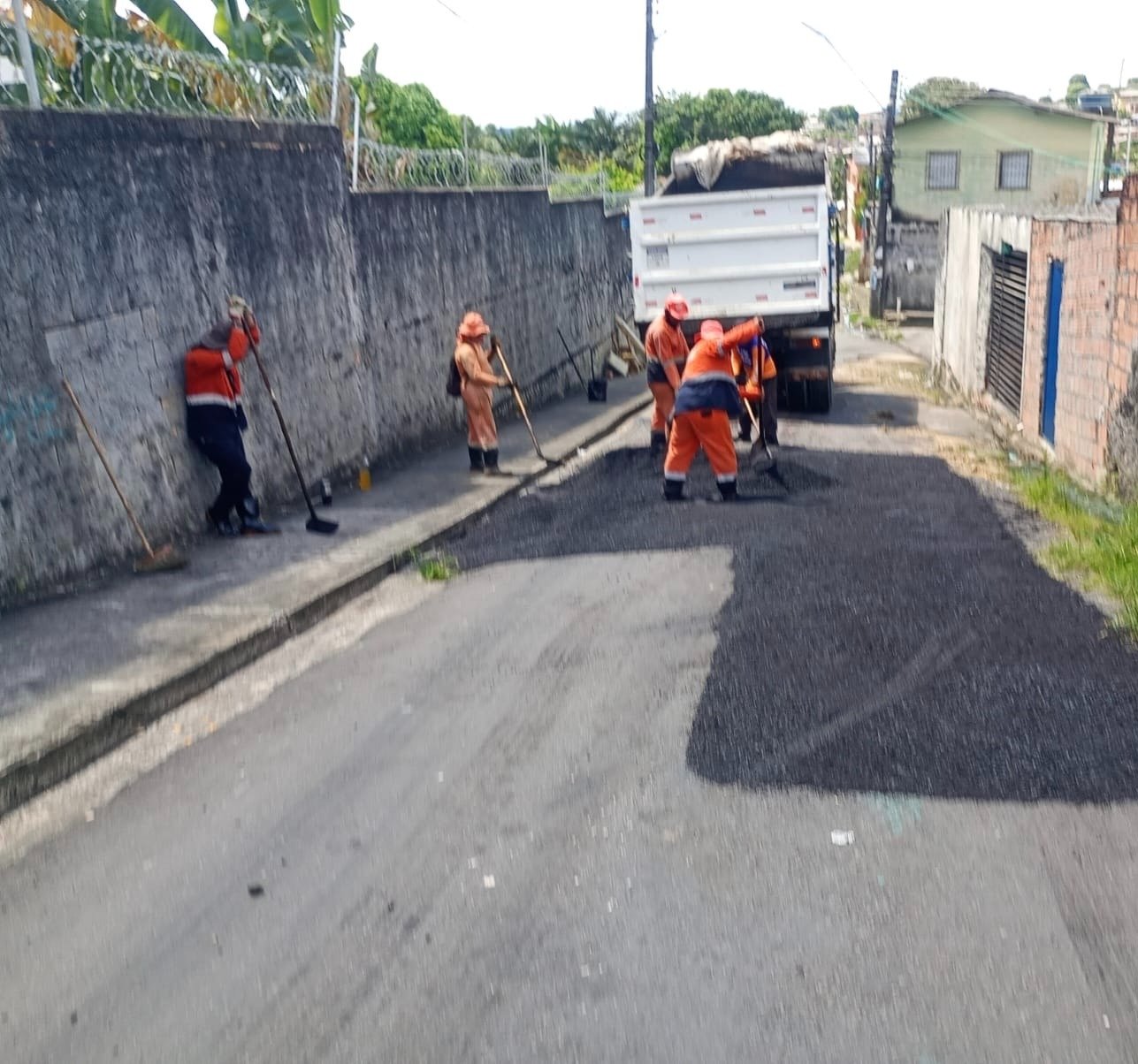 Manaus que a Gente Cuida intensifica recuperação asfáltica na rua das Missões em Colônia Terra Nova, zona Norte