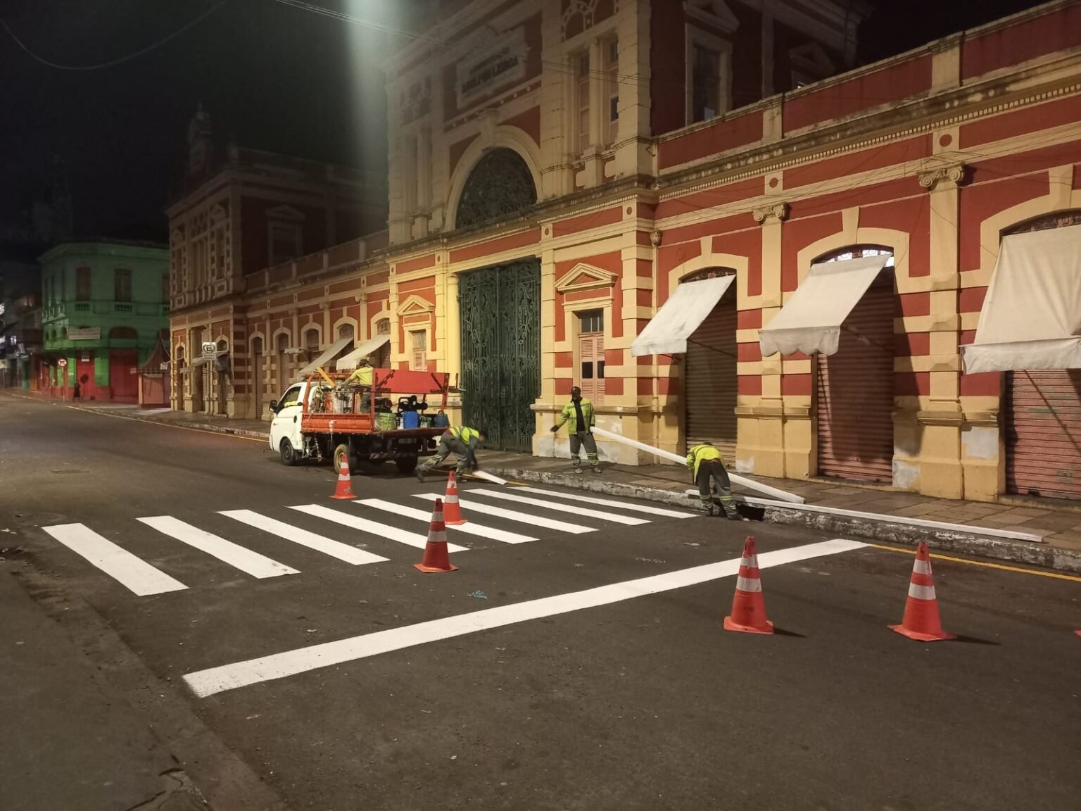 Prefeitura de Manaus realiza sinalização viária em zonas Sul, Oeste e Centro-sul para organizar tráfego e prevenir acidentes