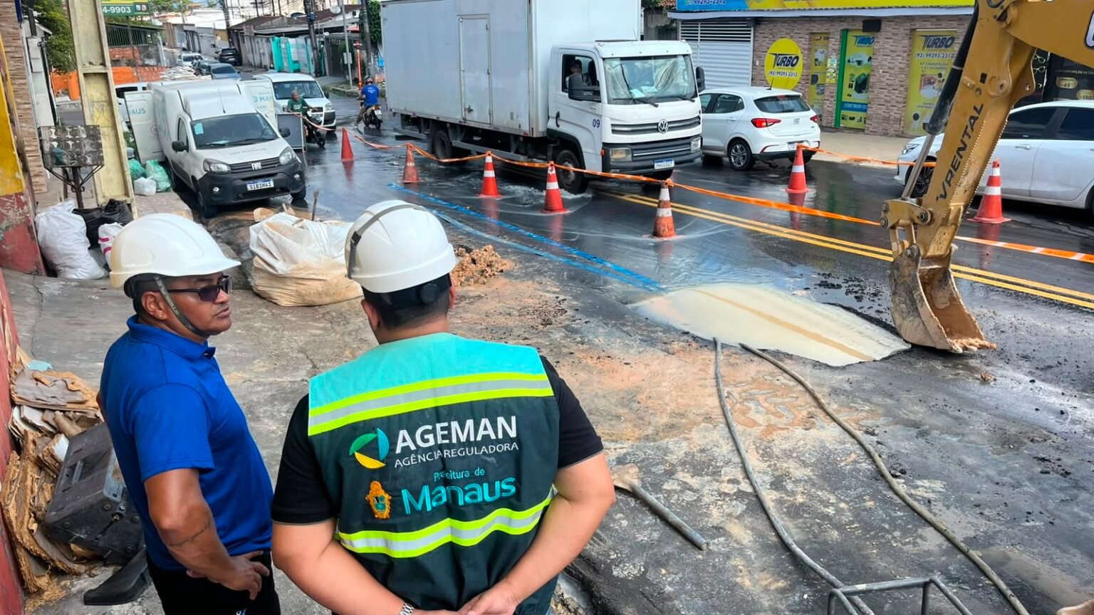 Ageman notifica Águas de Manaus após rompimento de tubulação de 200 milímetros e acompanha reparos na avenida recapeada