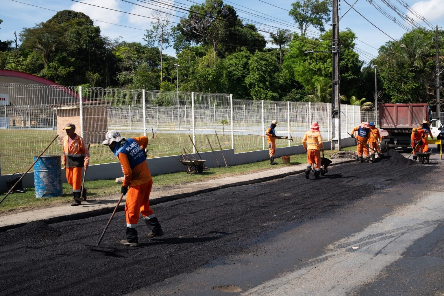 Manutenção asfáltica na rua Waldemar Jardim Maués reforça mobilidade e segurança no Novo Aleixo em Manaus
