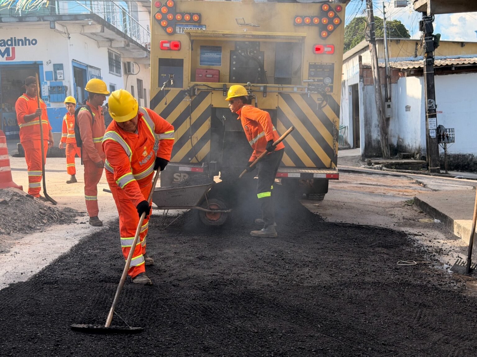 Prefeitura de Manaus intensifica operação Tapa-Buracos e recupera rua Casiarana no Mutirão, zona Norte