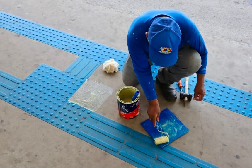Prefeitura de Manaus inicia manutenção e reposição do piso tátil no Terminal de Integração 1 na avenida Constantino Nery