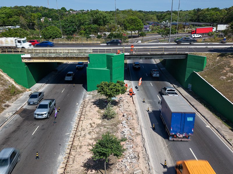 Prefeitura de Manaus avança na revitalização do canteiro central da avenida Max Teixeira com modernização da passagem de nível