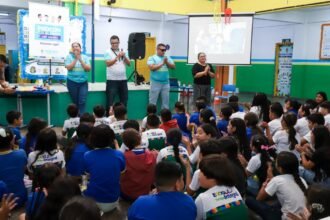 Procon Manaus nas Escolas orienta alunos sobre direitos do consumidor na escola Nazira Chamma Daou