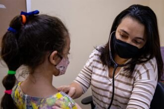 Prefeitura de Manaus reforça orientações sobre hidratação infantil para prevenir desidratação e agravos no verão