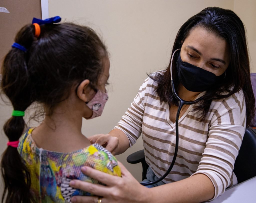 Prefeitura de Manaus reforça orientações sobre hidratação infantil para prevenir desidratação e agravos no verão